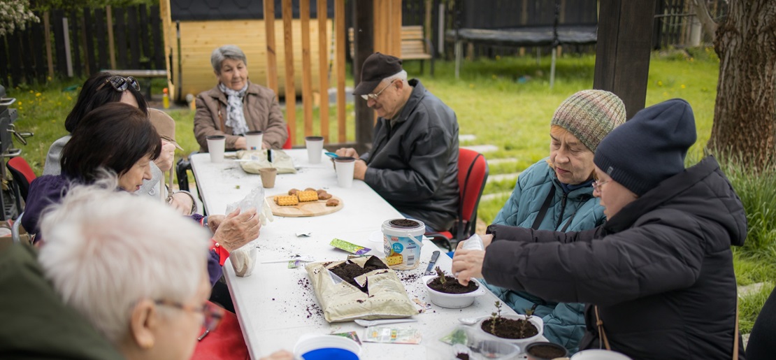 Integracyjne warsztaty ogrodnicze dla ukraińskich seniorów w Centrum Aktywności Międzynarodowej w Kielcach
